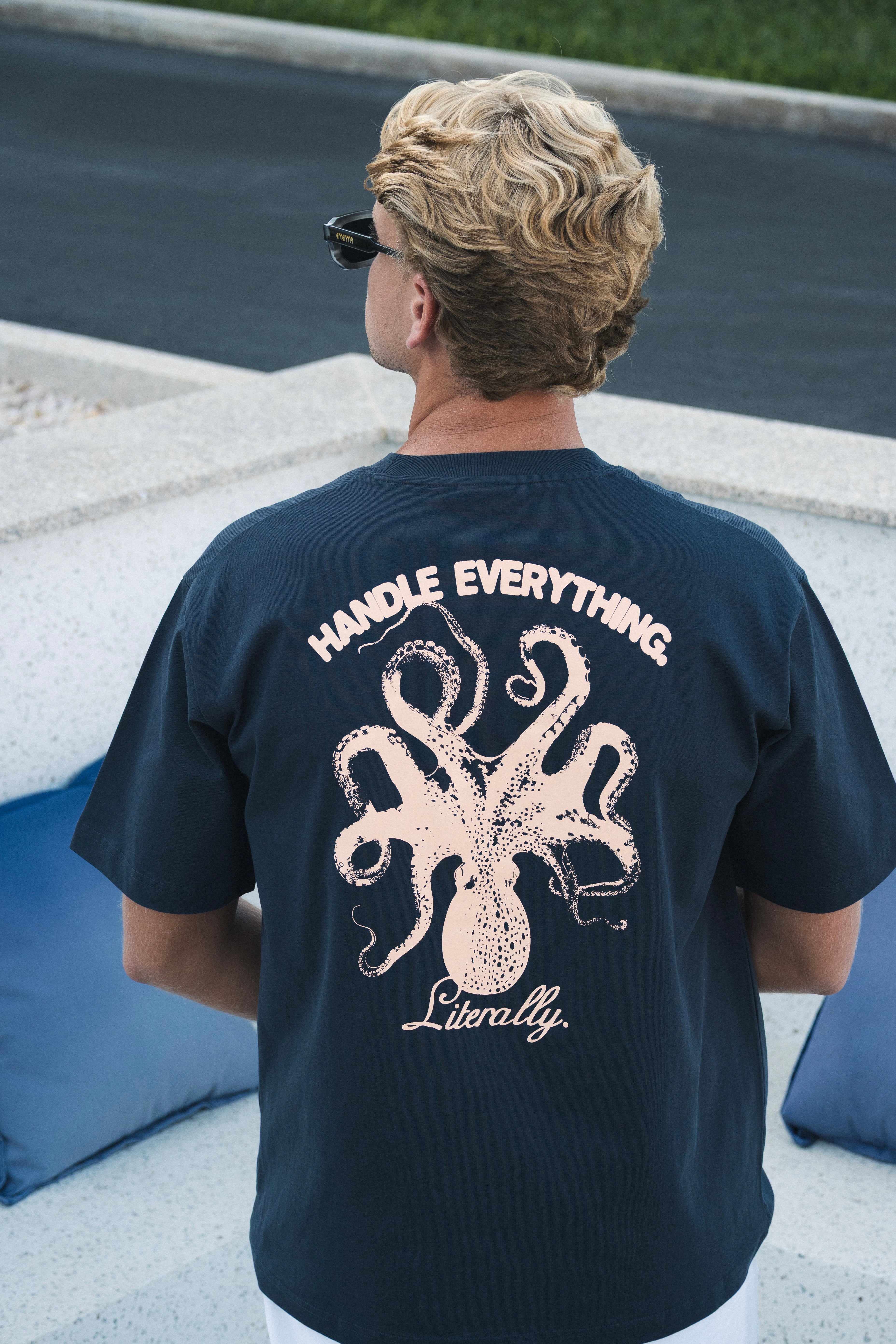 OCTOPUS TEE CHARCOAL