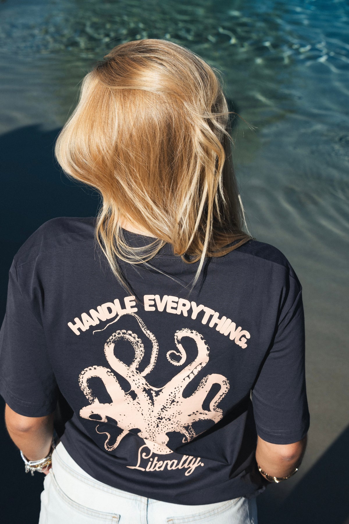 OCTOPUS TEE CHARCOAL