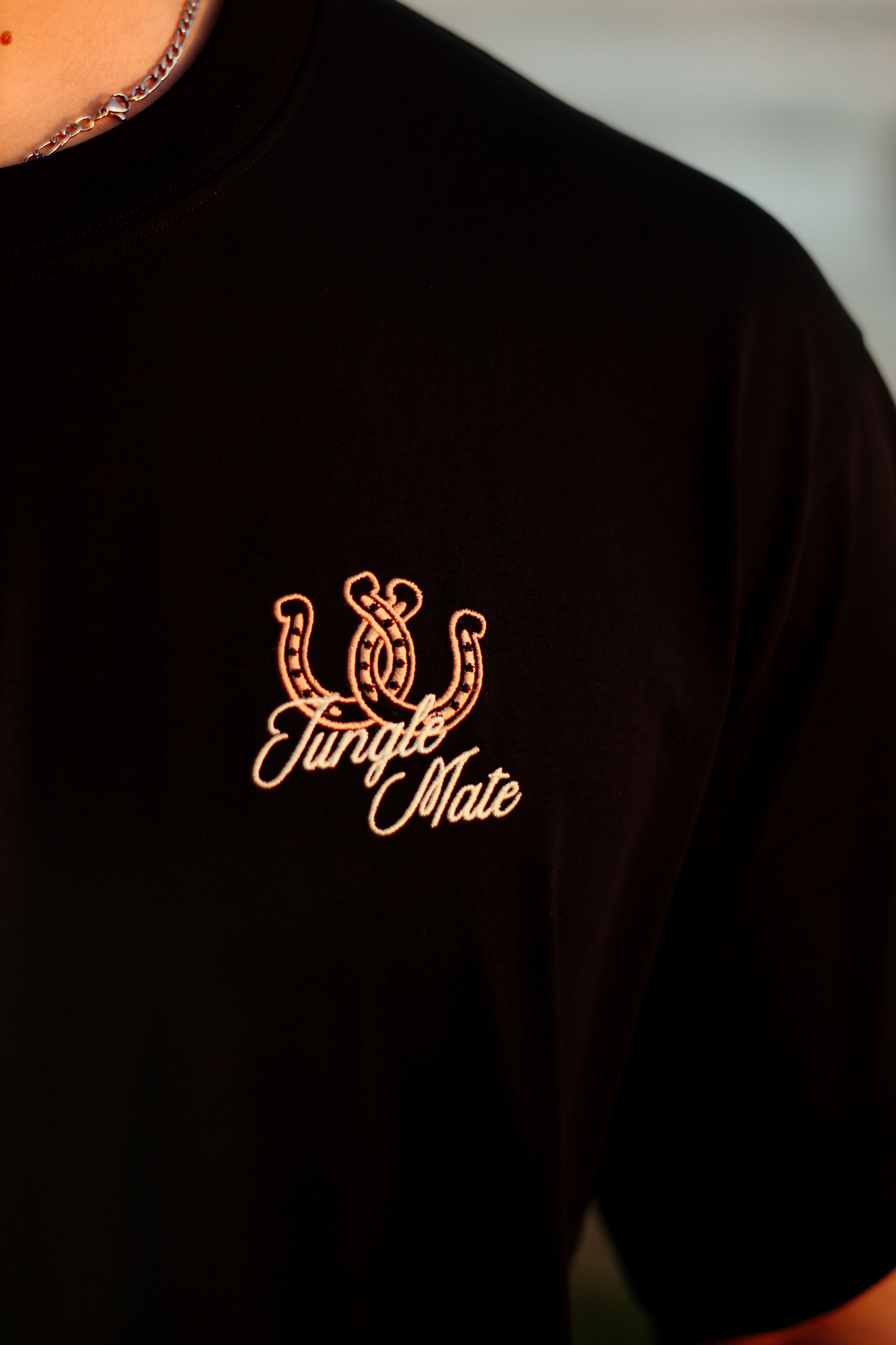 HORSESHOE TEE BLACK